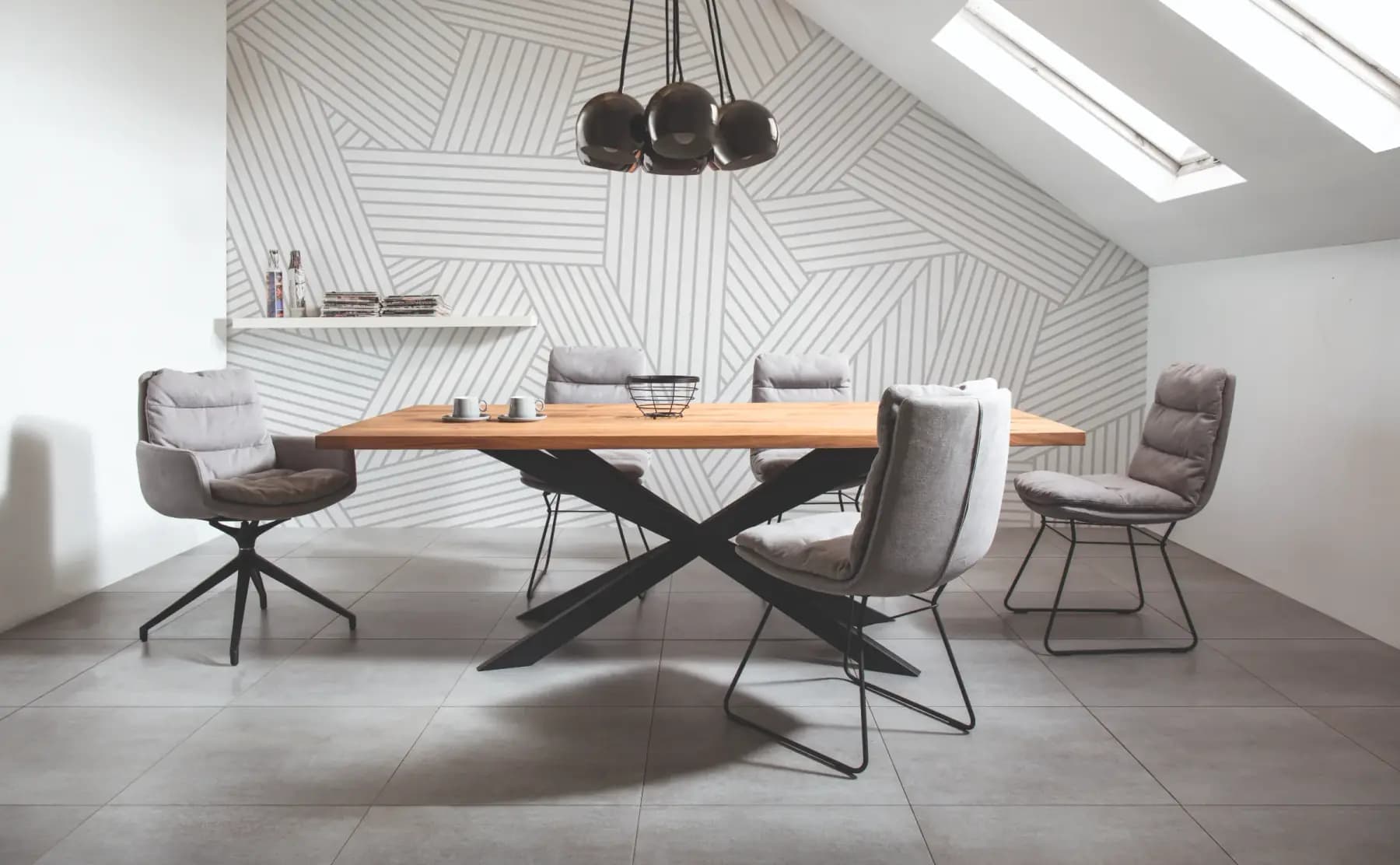 Showroom mit stilvoll präsentierten Möbeln