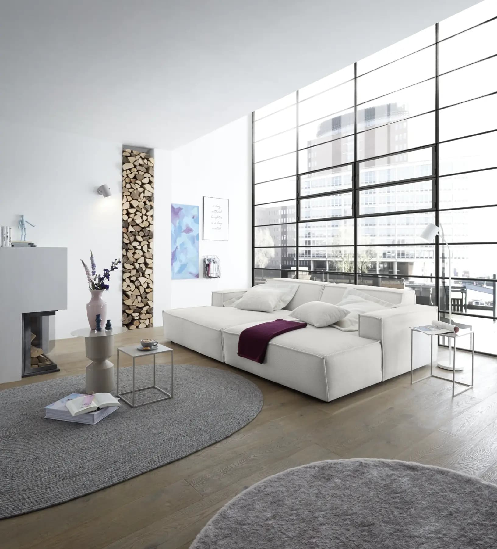 Heller Wohnraum mit Sofa und modernen Accessoires